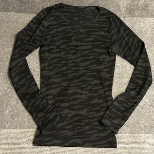 Black and Grey under armour thermal long sleeve.